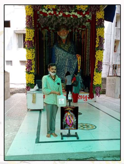 કોવિડ-19 દરમ્યાન માસ્ક અને સેનિટાઇઝર વિતરણ - મંદિર અને પોલિસ