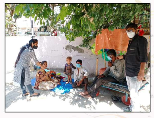 કોવિડ-19 દરમ્યાન માસ્ક અને સેનિટાઇઝર વિતરણ - મંદિર અને પોલિસ