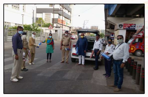કોવિડ-19 દરમ્યાન માસ્ક અને સેનિટાઇઝર વિતરણ - મંદિર અને પોલિસ