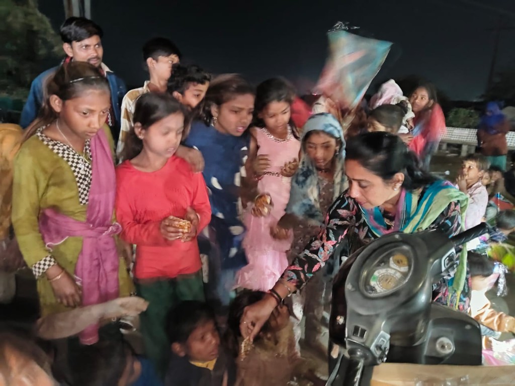 મકરસંક્રાંતિ નિમિત્તે પતંગ, દોરી, જીજરા, ચિકી અને શેરડી વિતરણ - અંદાજે અઢીસોથી 300 જરૂરિયાતમંદ પરિવાર, રાજકોટના સ્લમ વિસ્તારોમાં
